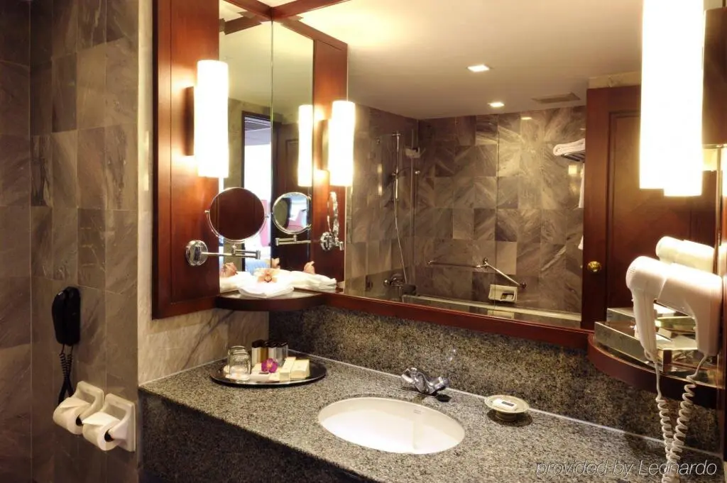 Бангкок: Rembrandt Hotel Suites and Towers
