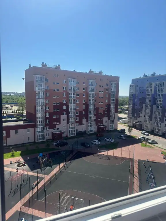 Квартира в Новом Многоквартирном Доме с Огороженной Территорией — фото 1