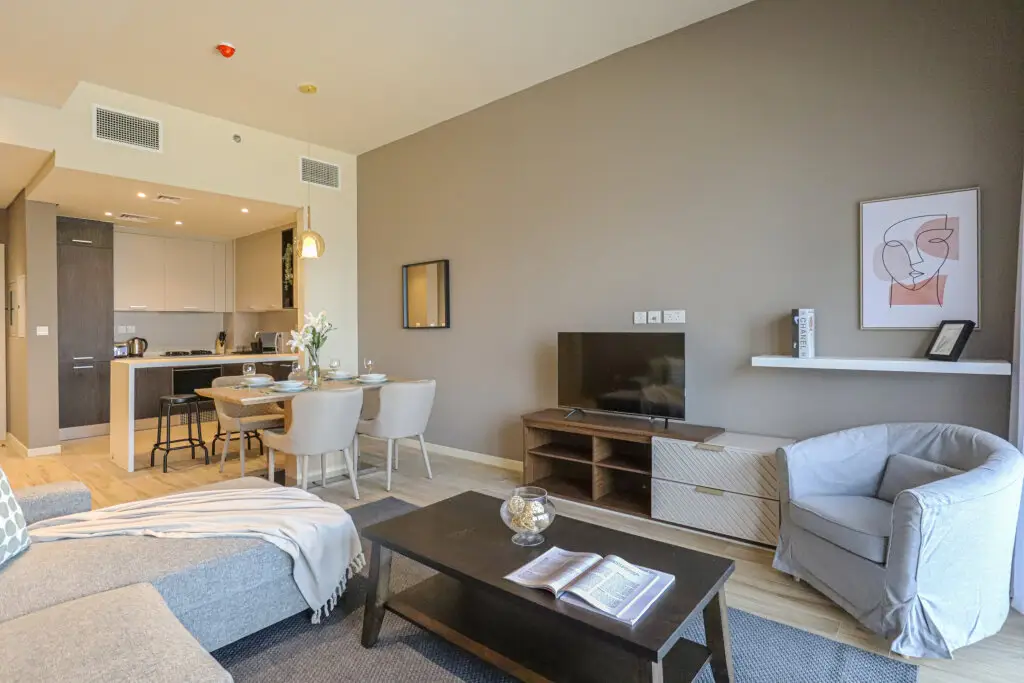 Дубай: Апартаменты WelHome - Evergreen Apartment Amidst Vibrant JVC With Pool