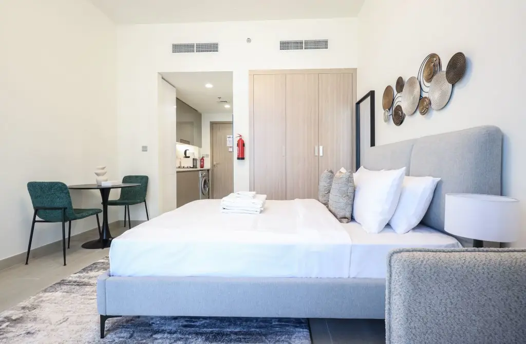 Дубай: Апартаменты Apartments Elite LUX Holiday Homes - Modern Marvel – Sleek Studio in Azizi Riviera