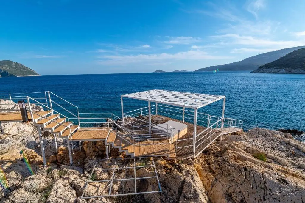 Ешилькёй: Beachfront Sari Villa Wi̇th Private Swimming Pool