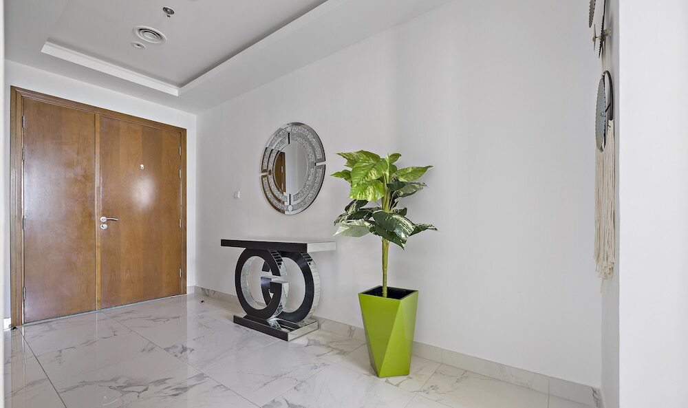 Дубай: WelHome - Luxury Canal-Side Apartment in Al Habtoor City