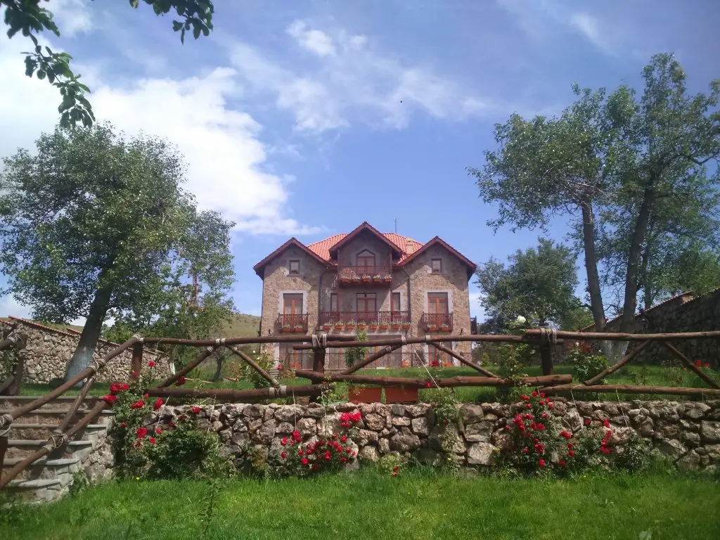 Гарни: Hinyard Hotel