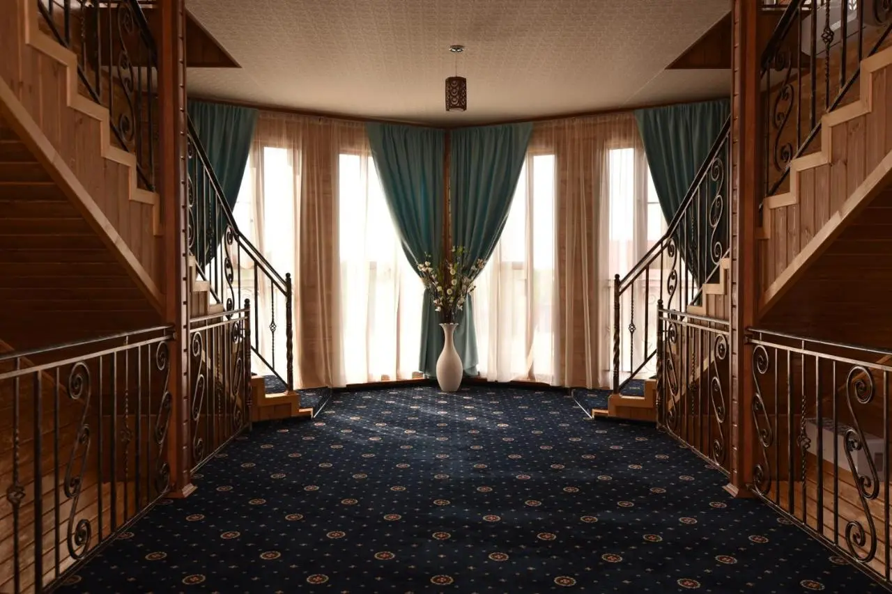 Голубицкая: Yalta Hotel