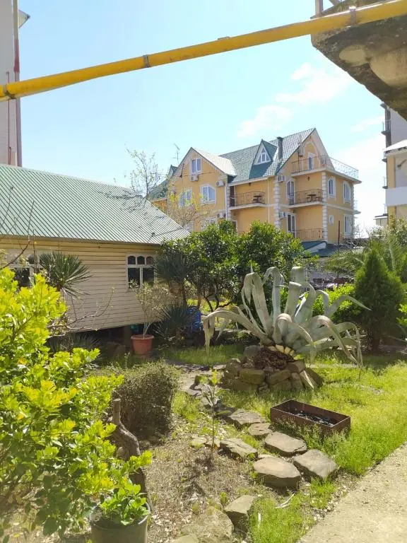 Сочи: Гостевой Дом Просвещения 152/2