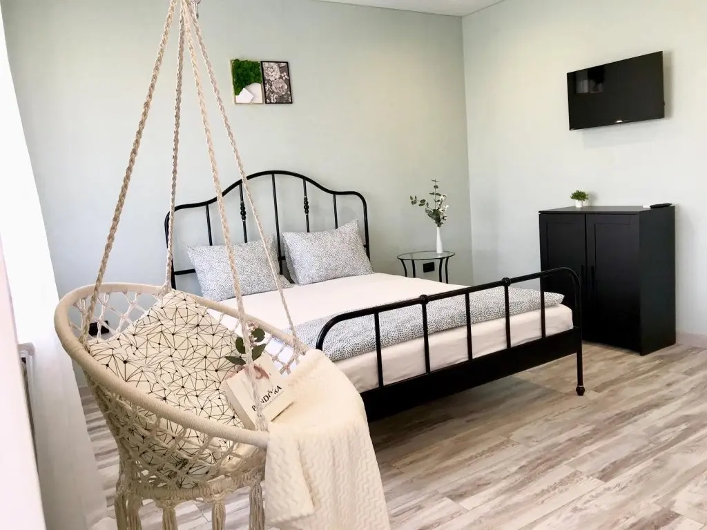 Таганрог: Квартира студия с качелями вид на тихий сад