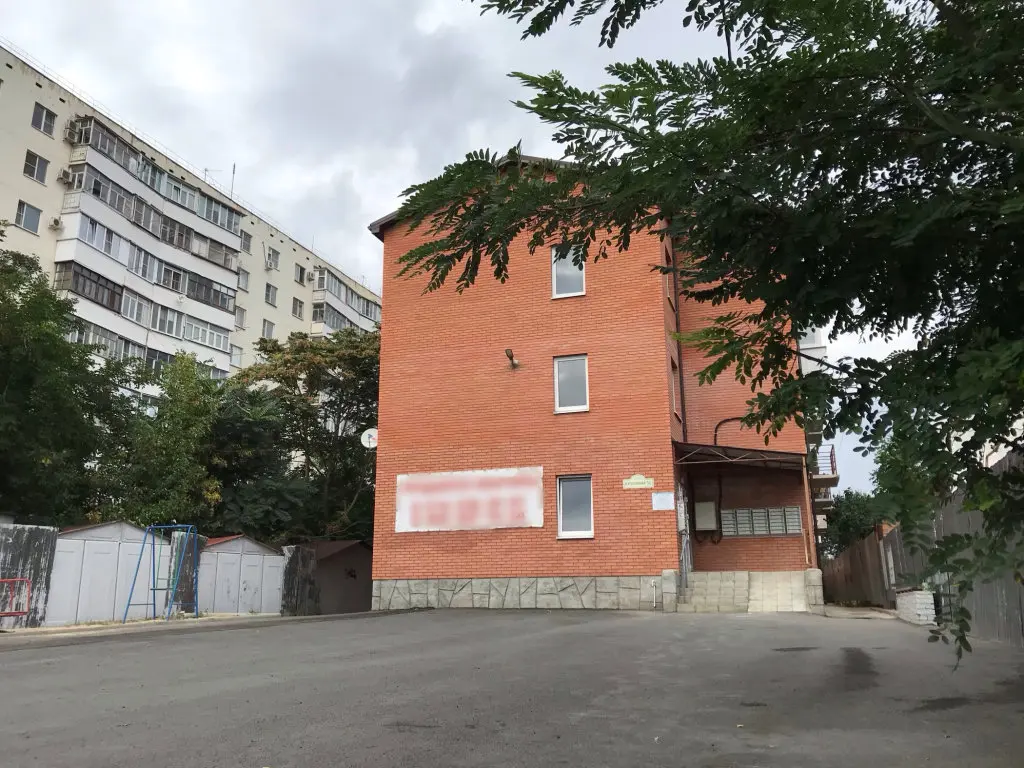 Таганрог: Квартира студия с качелями вид на тихий сад