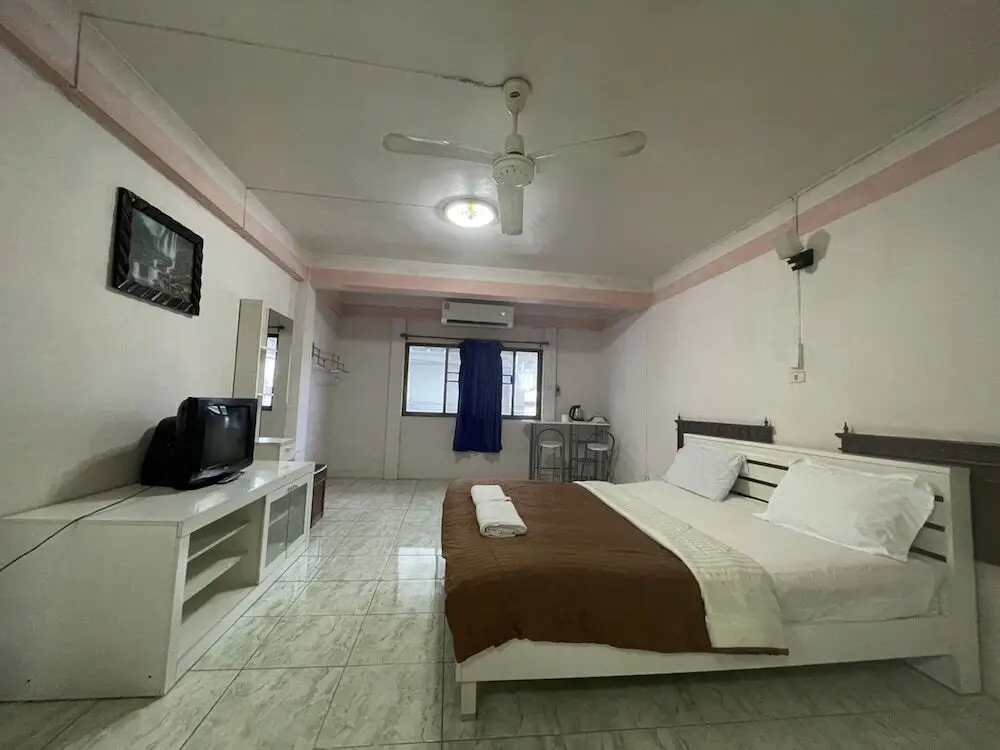 Паттайя: OYO 75494 President Apartment