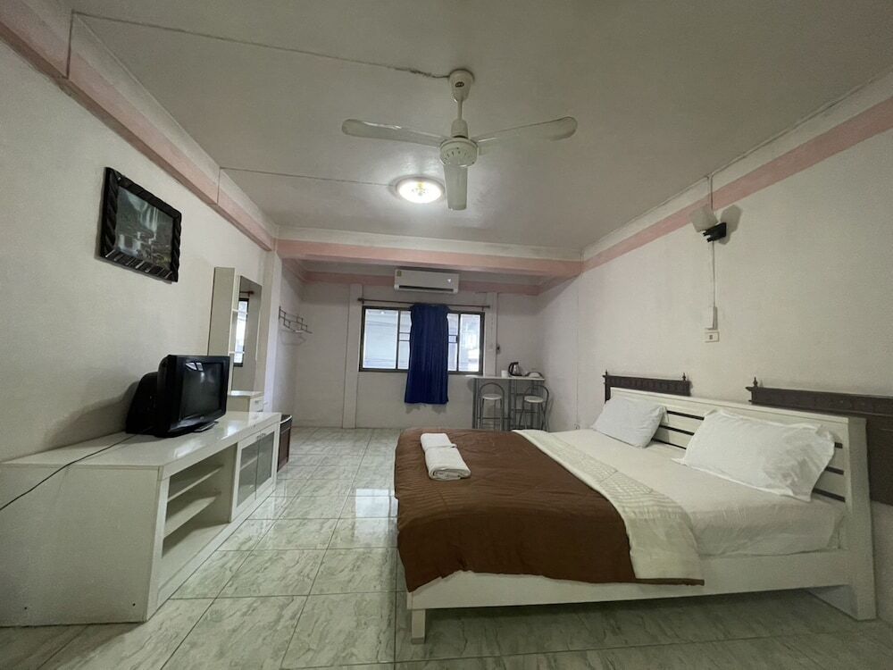 Паттайя: OYO 75494 President Apartment