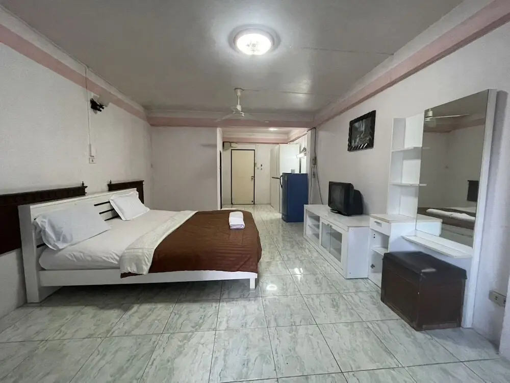 Паттайя: OYO 75494 President Apartment