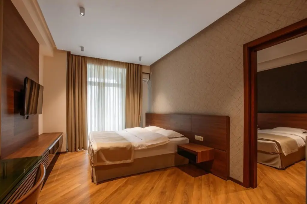 Тбилиси: Hotel Nina Palace