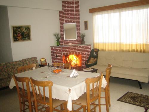 Какопетрия: Moni House