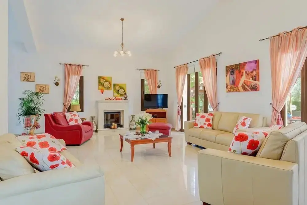 Нео Хорио: Villa Chariklia