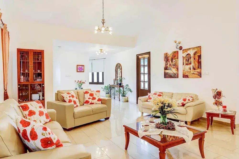 Нео Хорио: Villa Chariklia