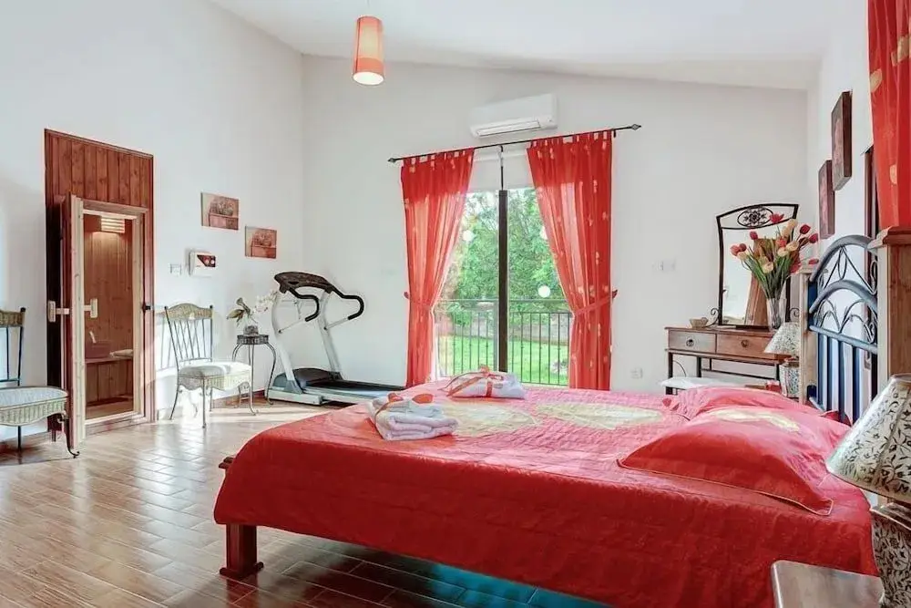 Нео Хорио: Villa Chariklia