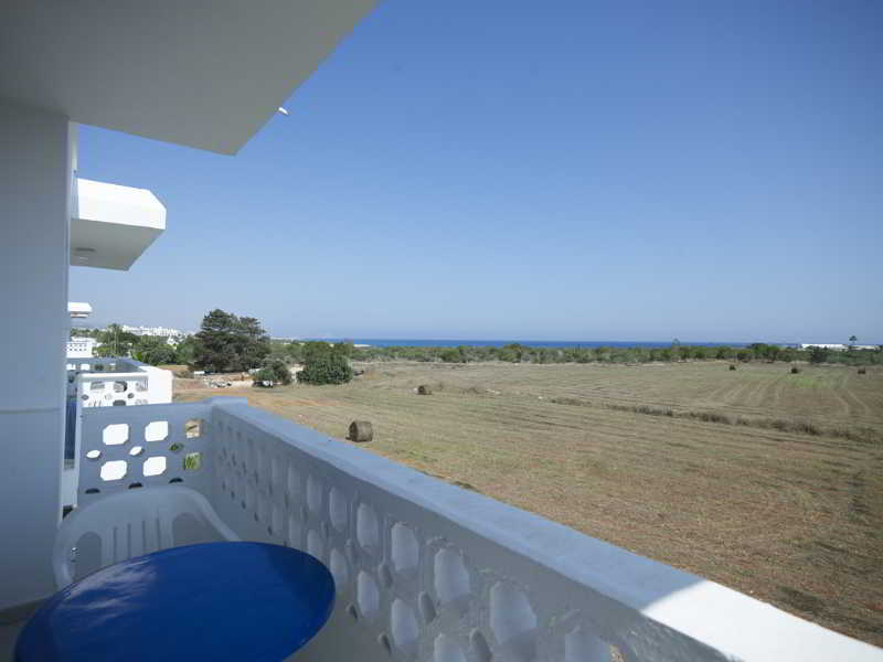 Айя-Напа: So Shine Aparthotel