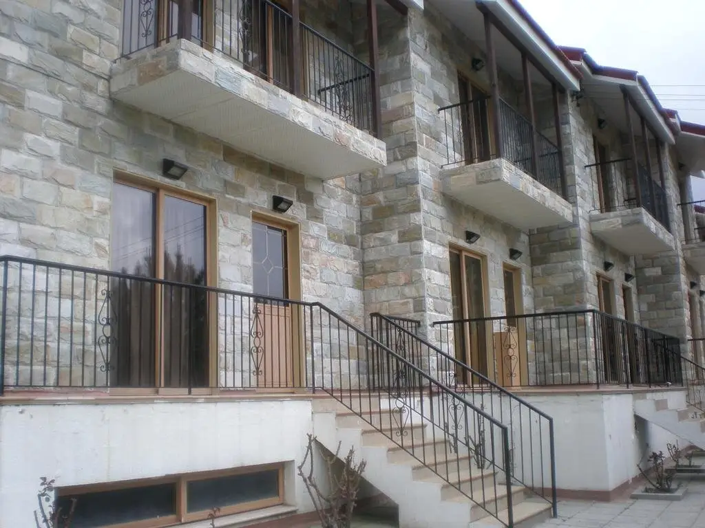 Какопетрия: K.H.G. Stone-Wood Cottages