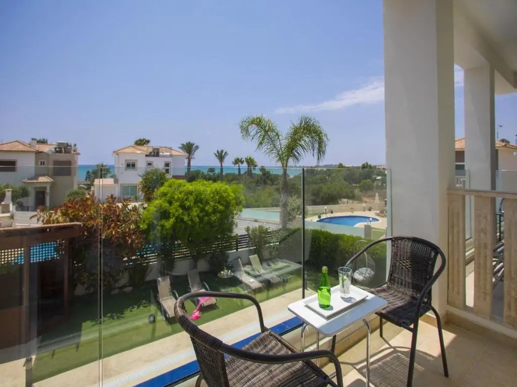 Айя-Напа: Villa Elias