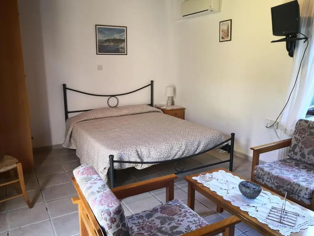 Гоуди: Spanos House