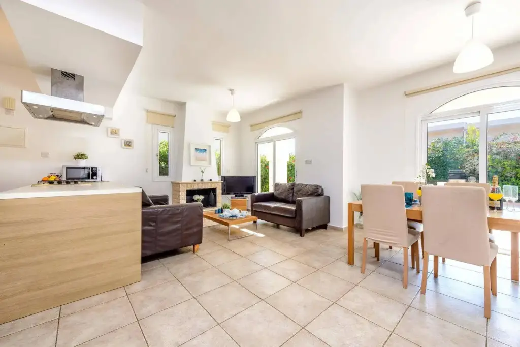 Паралимни: Villa Oscar