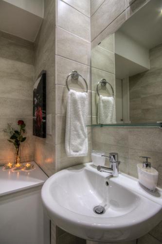 Калопанагиотес: Hani Chrysomilou