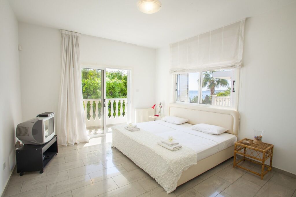 Перволия: Sunset Beachfront Villa Meneou