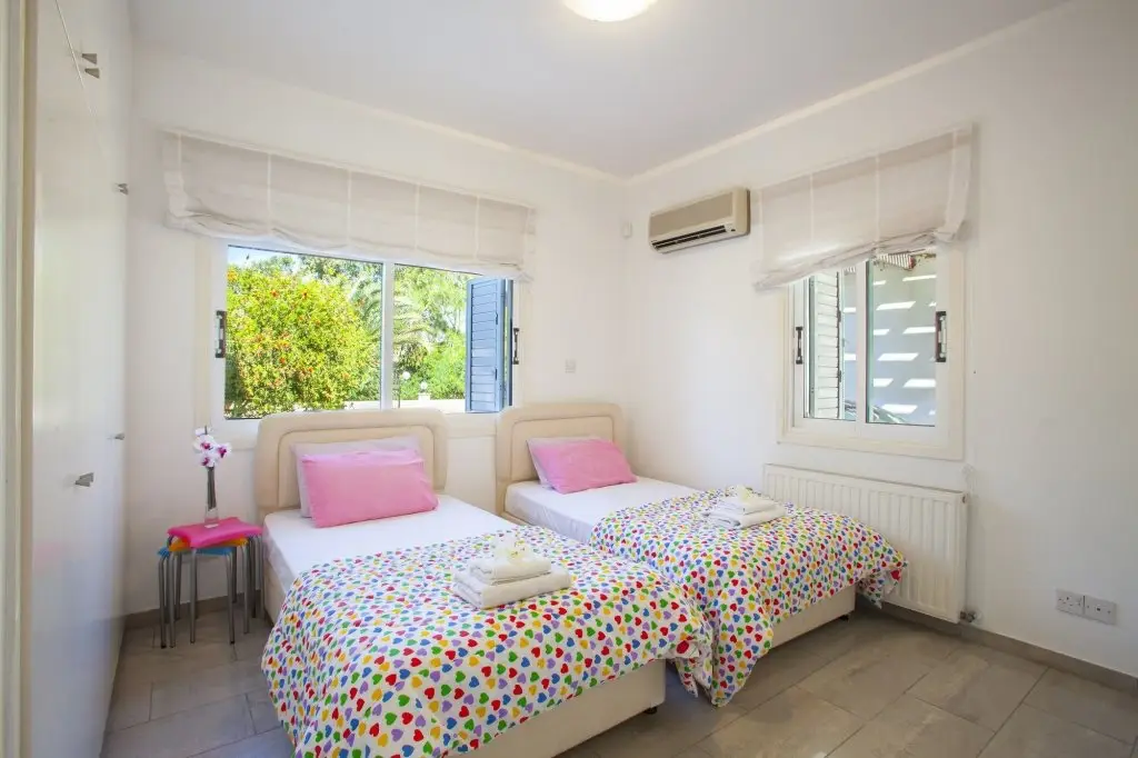 Перволия: Sunset Beachfront Villa Meneou