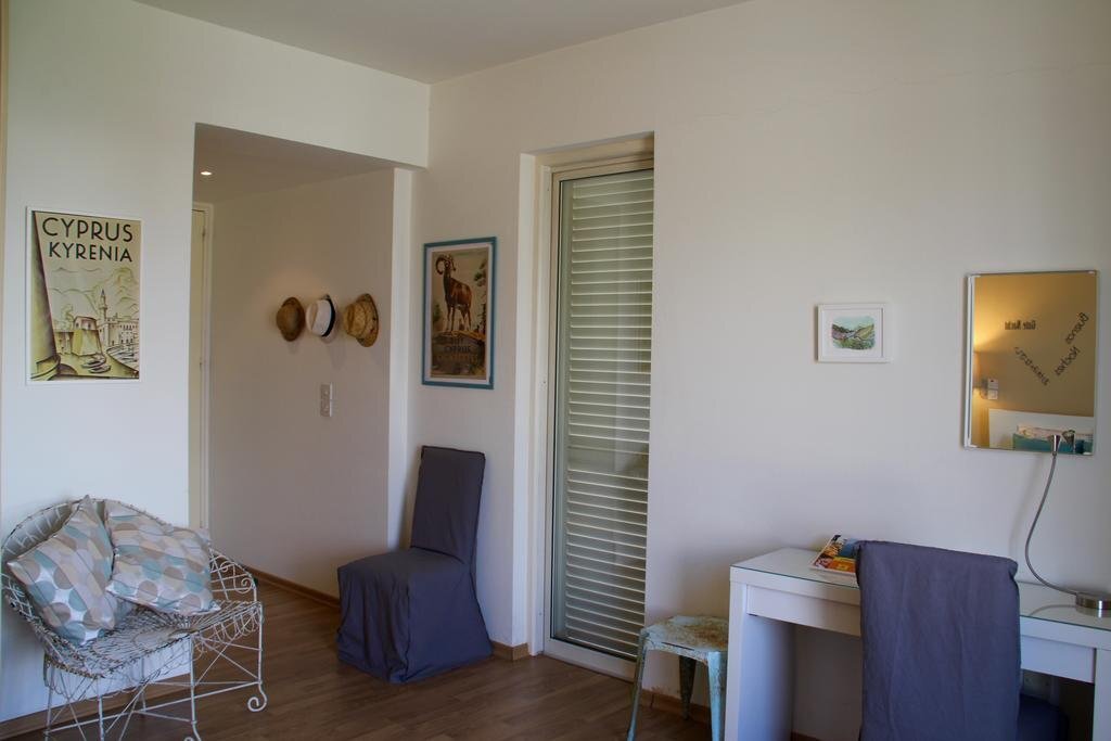 Агиа-Варвара: H B&B