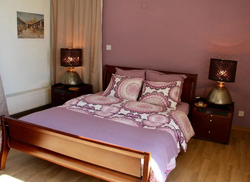 Агиа-Варвара: H B&B