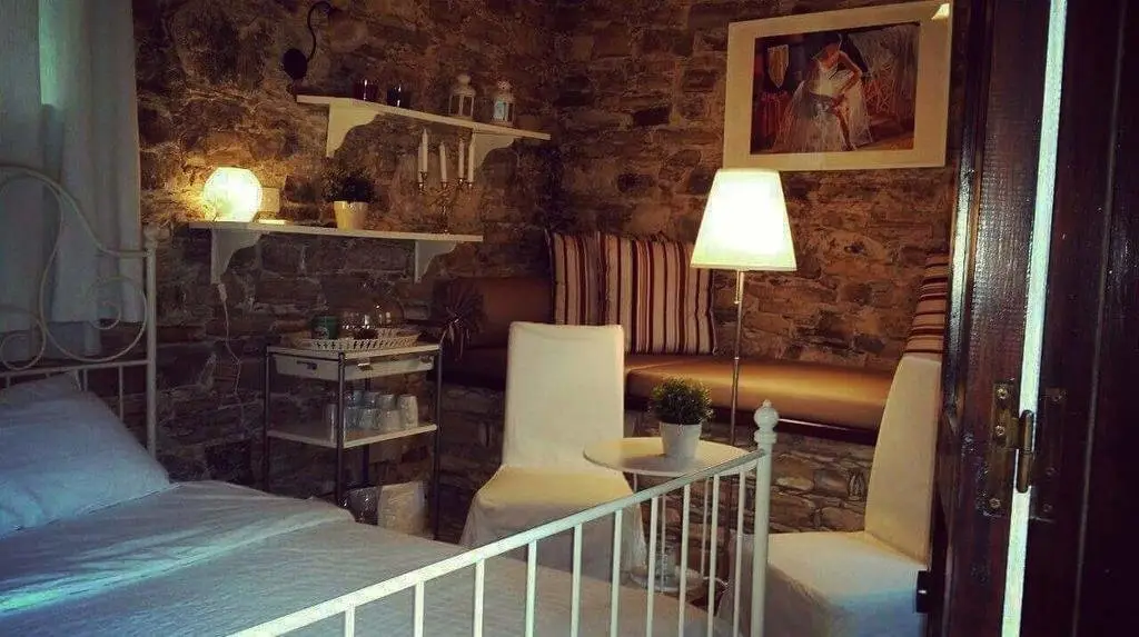 Агиа-Варвара: Nadia's Room