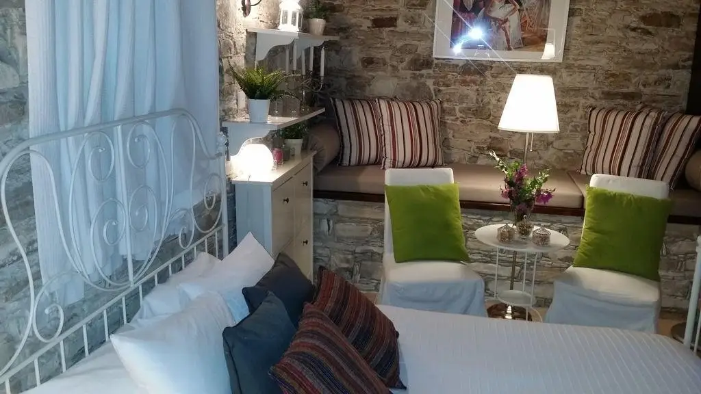 Агиа-Варвара: Nadia's Room