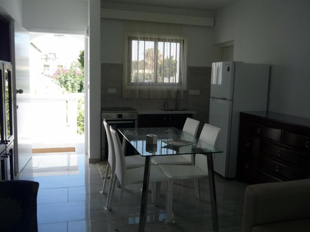 Ларнака: Sandy Beach Apt 26