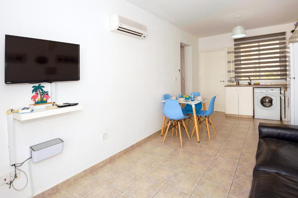 Паралимни: Jules Apartment