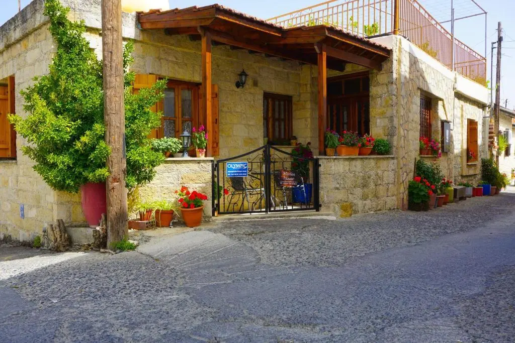 Какопетрия: Omodos Village Houses