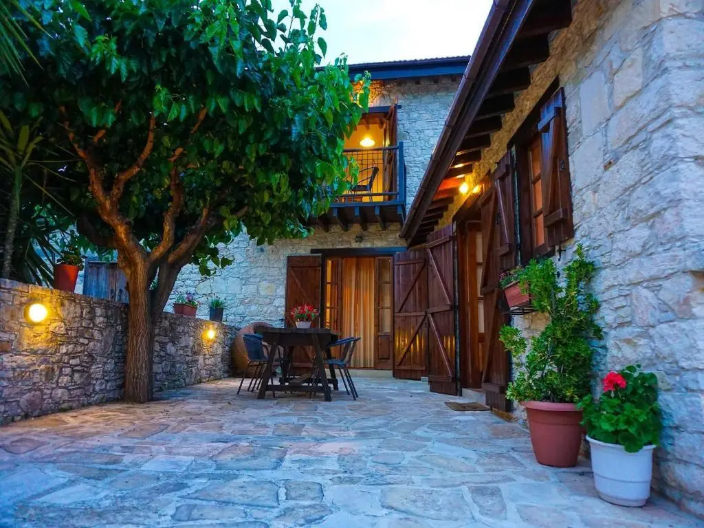 Какопетрия: Omodos Village Houses