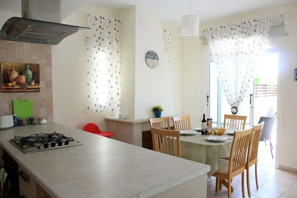 Паралимни: Villa Georgia
