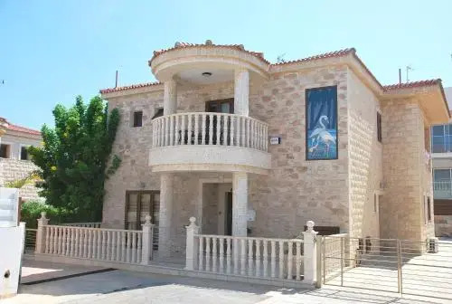 Паралимни: Villa Louis