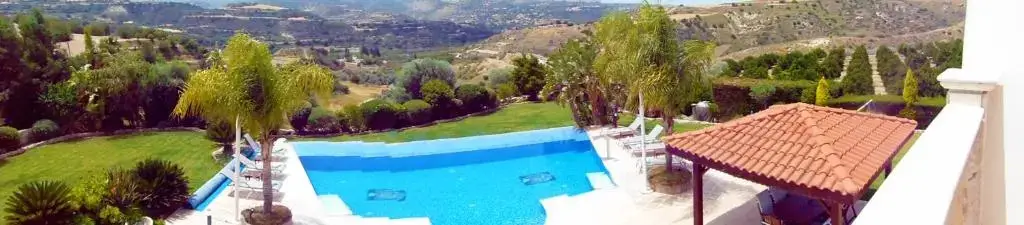 Стени: Golden Valley Villa