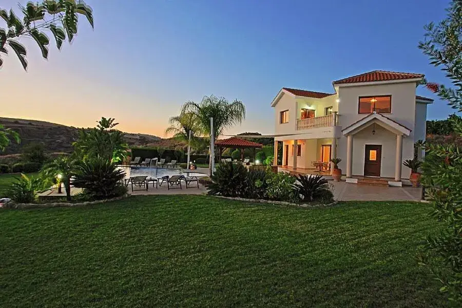 Стени: Golden Valley Villa