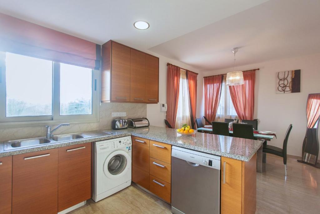 Полис Хрисохус: Villa Saraliana Sandy Beach Villas