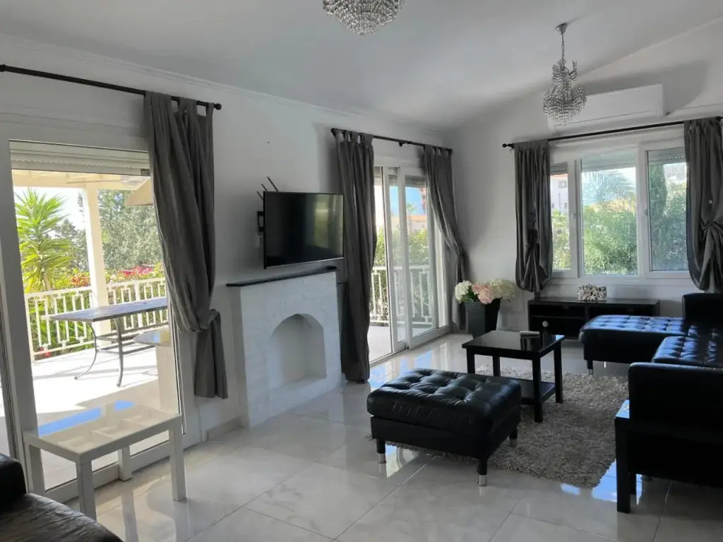 Пейя: Villa Neyla Four bedroom Beach front Coral Bay