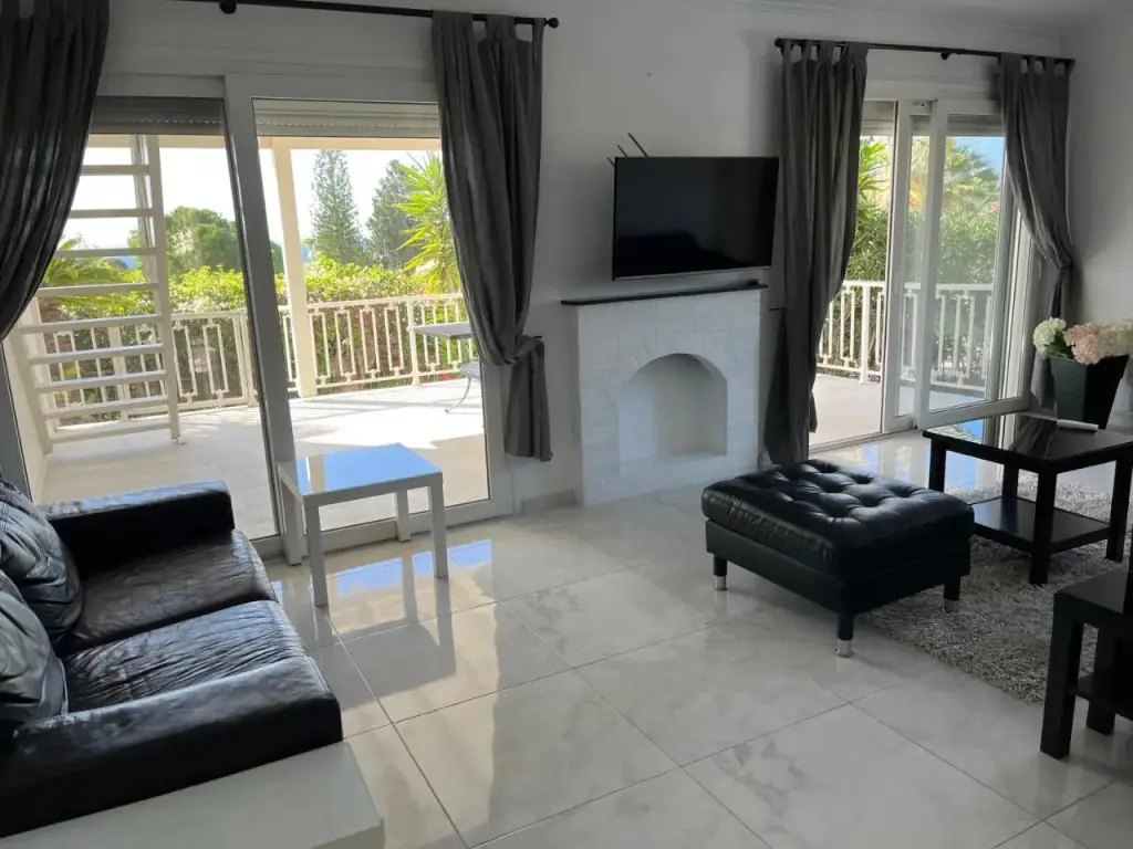 Пейя: Villa Neyla Four bedroom Beach front Coral Bay
