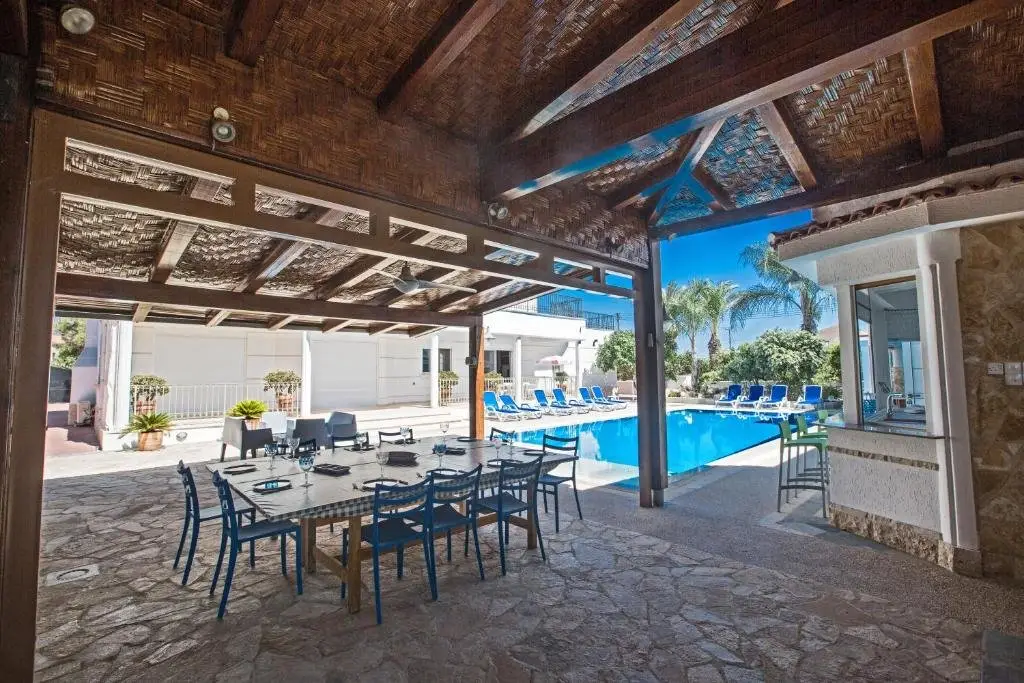 Паралимни: Papas Family Villa With Private Pool Wheelchair Accessible