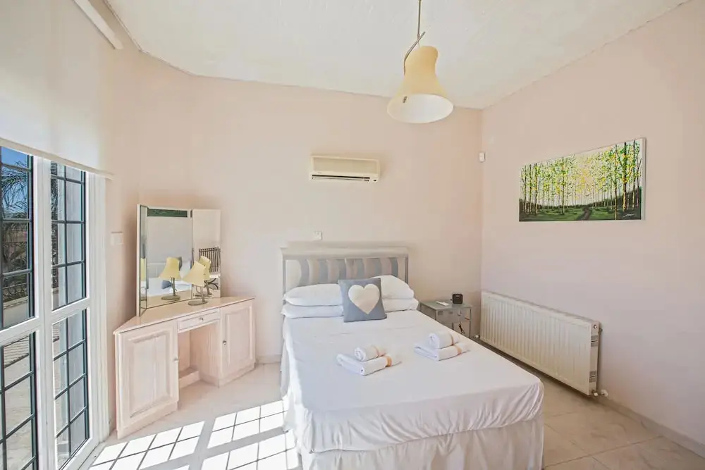 Паралимни: Papas Family Villa With Private Pool Wheelchair Accessible