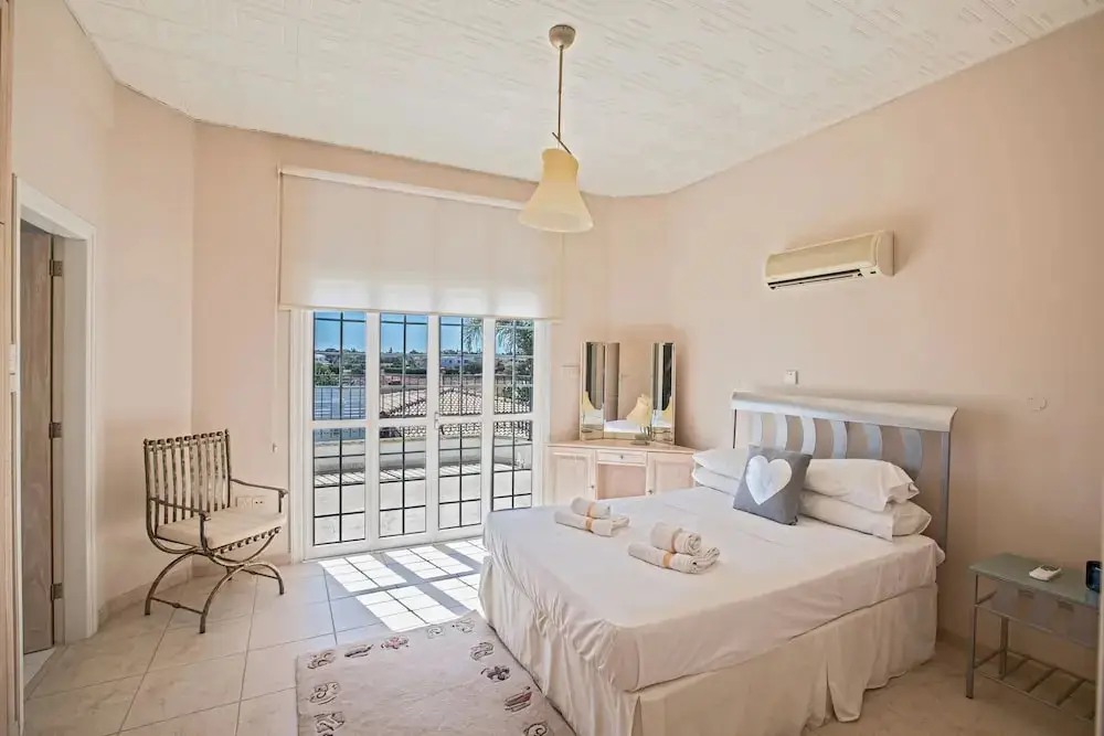 Паралимни: Papas Family Villa With Private Pool Wheelchair Accessible