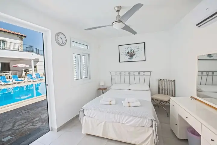 Паралимни: Papas Family Villa With Private Pool Wheelchair Accessible