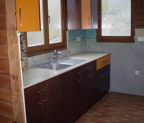 Какопетрия: Agros Timber Log House