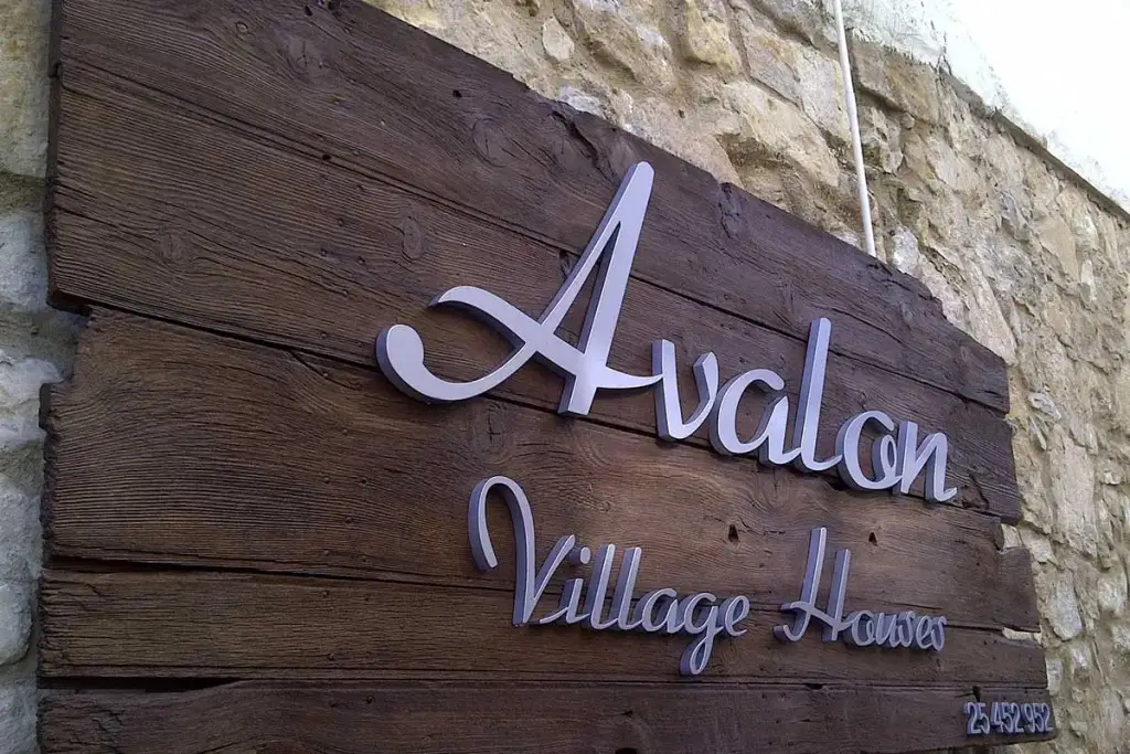 Фасула: Avalon Village Houses