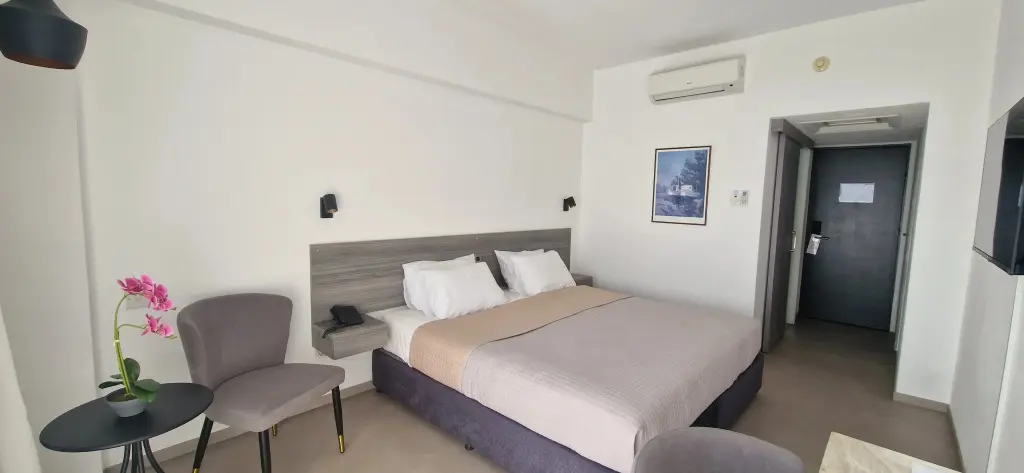 Агиос Тихонас: Navarria Hotel