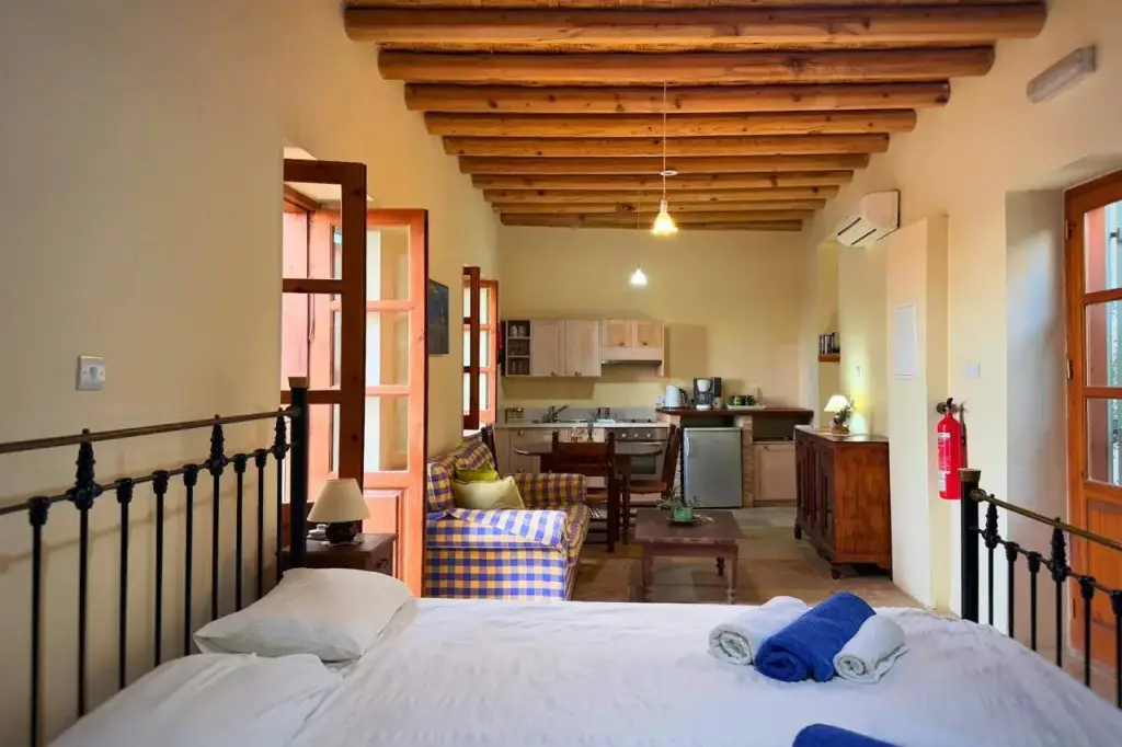 Точни: Eveleos Country House